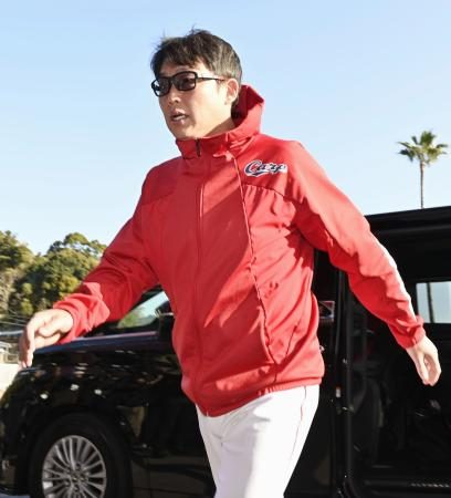 プロ野球１２球団が始動　宮崎と沖縄でキャンプイン