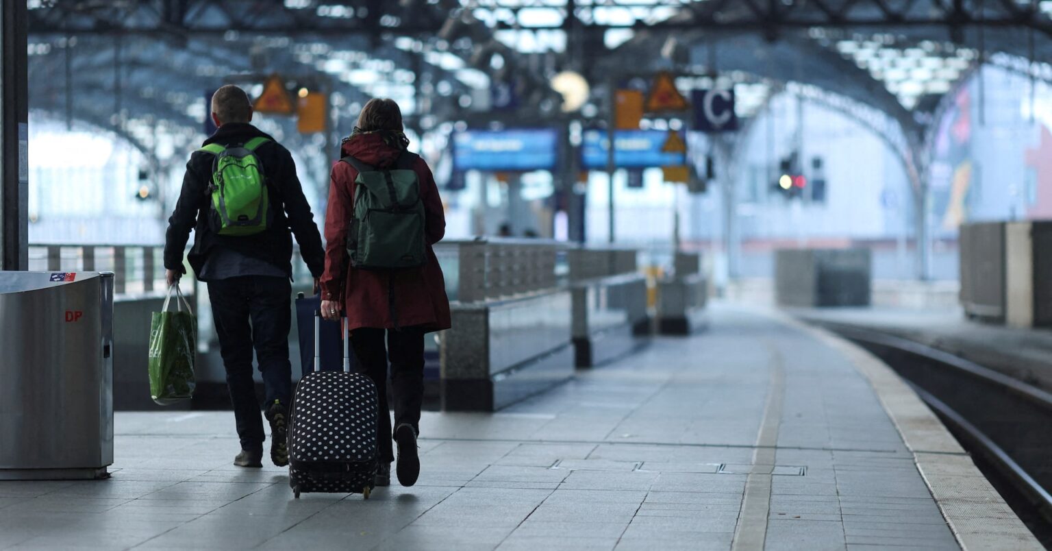 ドイツ各地で公共交通機関の運行停止、数万人規模のストで | ロイター