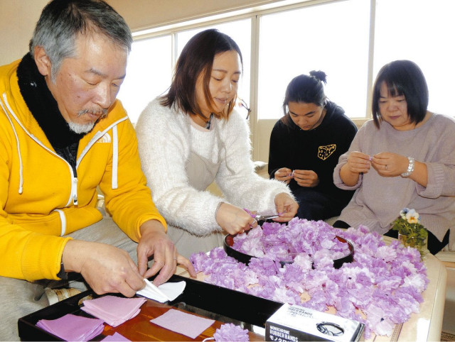 紙細工の桜 復興励みに　中能登のカフェ １万個目標に制作「天井埋め尽くすのが夢」