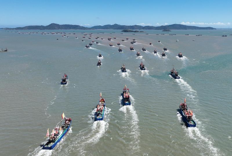 出港する中国の漁船。