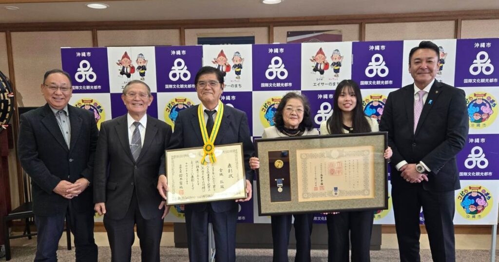 褒章、大臣表彰 市長に報告 沖縄市保護司、高江洲さん、金城さん 褒章、大臣表彰 市長に報告 沖縄市保護司、高江洲さん、金城さん