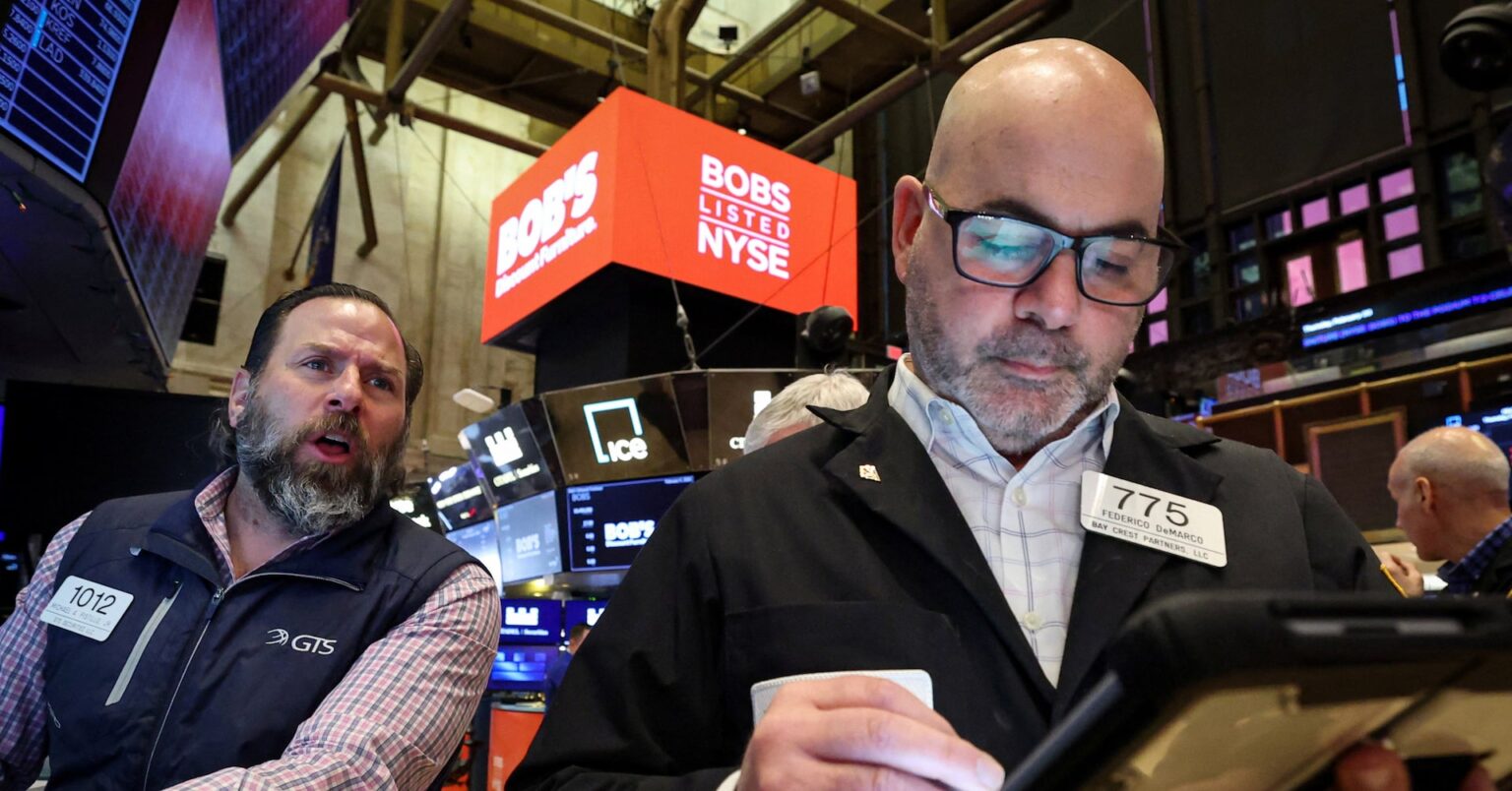 米国株式市場＝大幅下落、ダウ592ドル安　ＡＩ懸念でナスダック11月以来安値 | ロイター