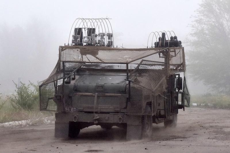 ウクライナはロシアのドローンによる攻撃を防ぐため、戦車や装甲車両にネットを取り付けている。