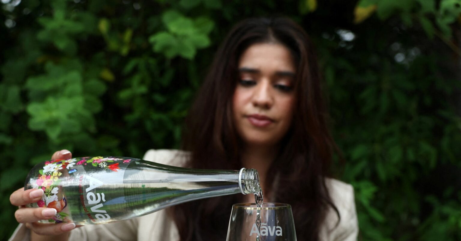 アングル:インド「高級水」市場が急成長、富裕層にブーム到来 | ロイター アングル:インド「高級水」市場が急成長、富裕層にブーム到来 | ロイター