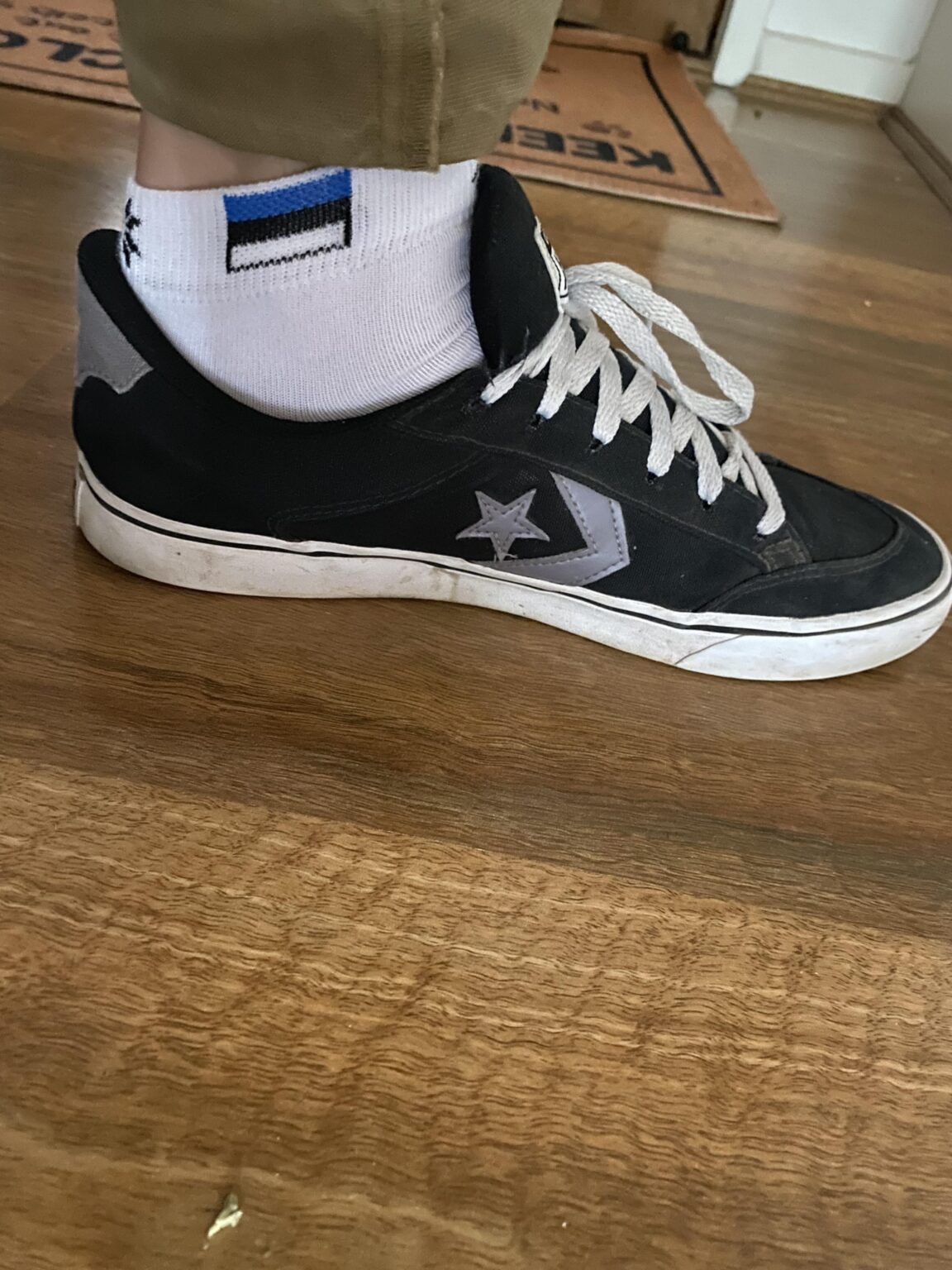 エストニア領事館からエストニアの靴下をもらいました…それは私の一番好きな世界の国旗です。オーストラリアからのご挨拶、Eesti の友人たち