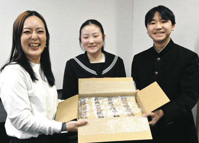 輪島中生にクッキー贈る　吉浦さん 催しの寄付金活用