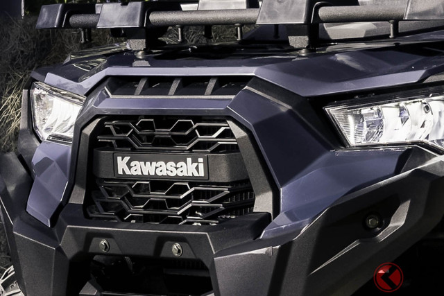 カワサキが「“新”1人乗り4WD車」発表！ 電子制御パワーステアリング＆「オンデマンド4WD」採用！ 公道走行も可能なオフロード車「Brute Force 450 ESP T-cat」欧州で発表