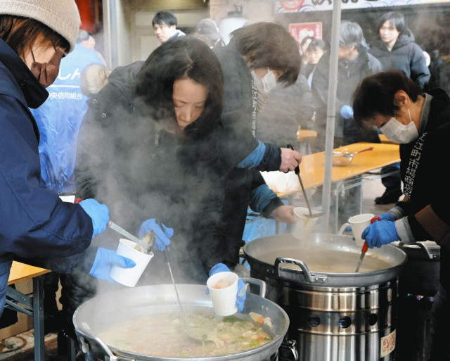 熱々2000食 温まった！　カニ汁など 近江町鍋大会に行列