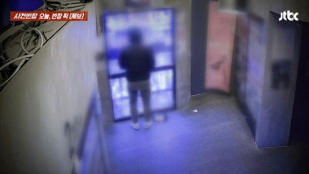 盗んで逃げて忘れてきた…韓国・無人アダルトショップ窃盗の決定的瞬間　写真枚　国際ニュース：AFPBB News