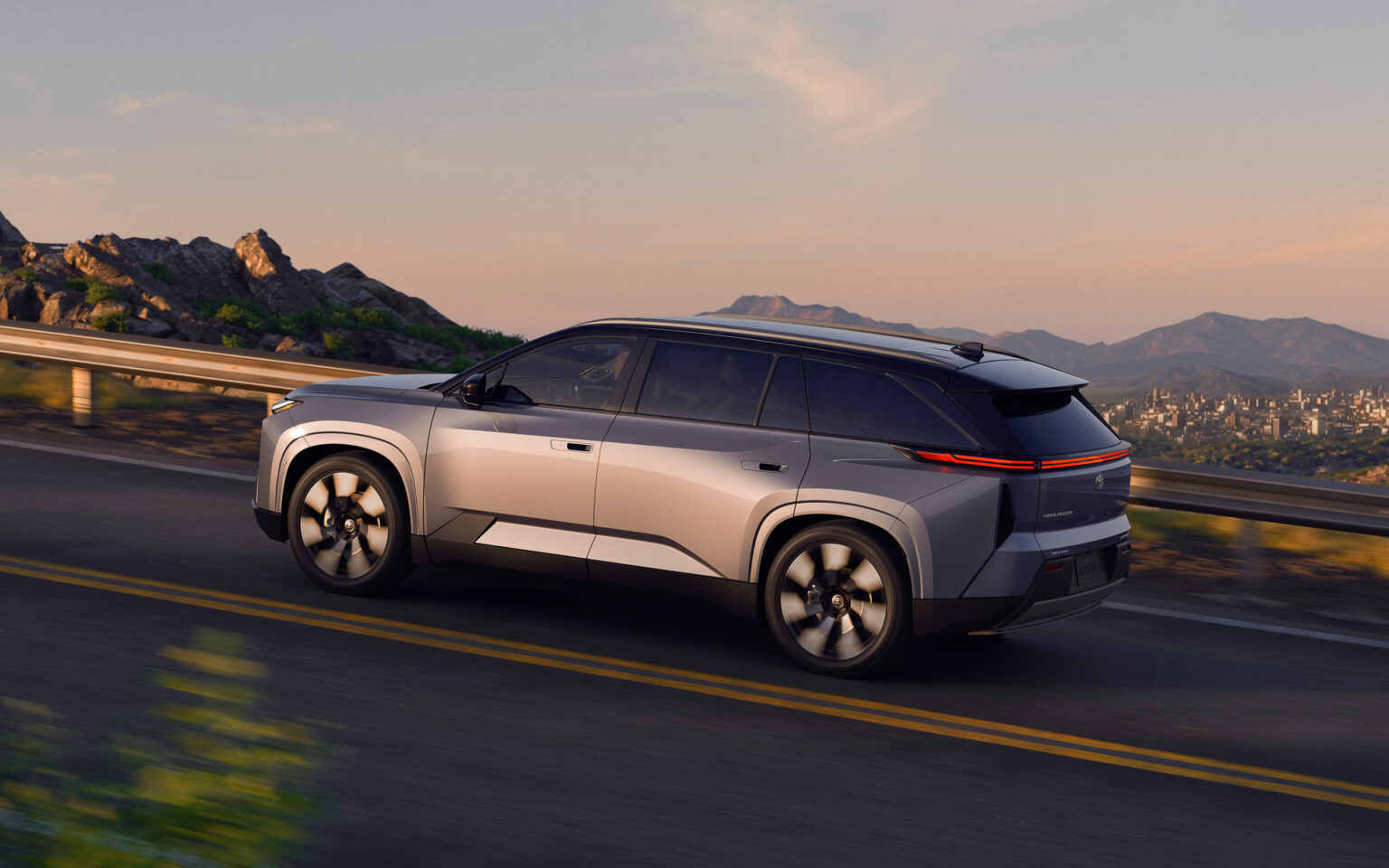 トヨタ、北米で3列シートSUV「ハイランダー」にバッテリEVを設定し世界初披露 - Car Watch