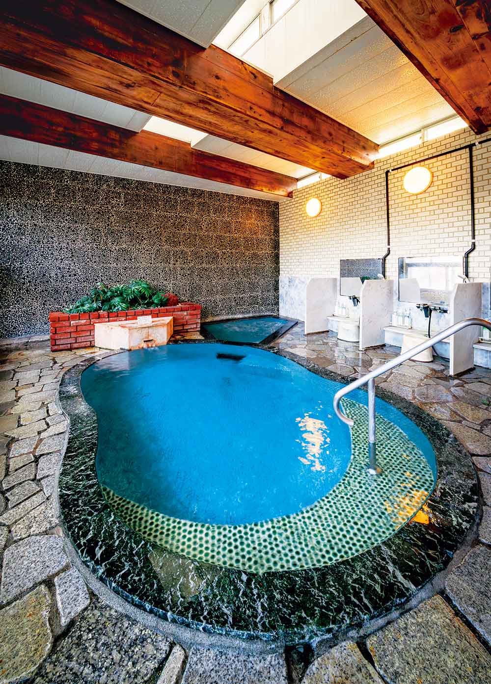 オーバーフローの極上ぬる湯！　㏗9.7の弱アルカリ性。