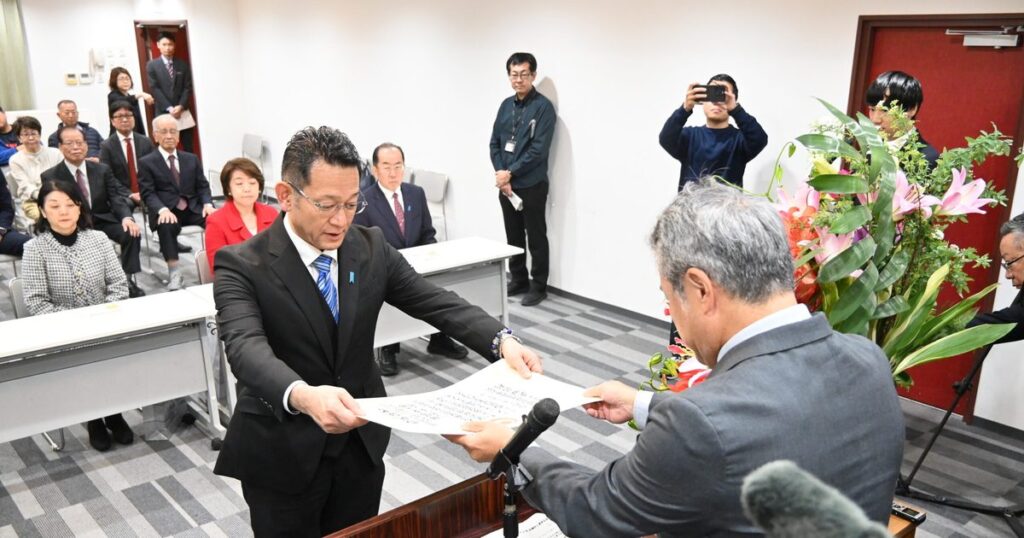 自民4氏に当選証書　選管委員長「負託に応え職責全うを」　衆院沖縄選挙区