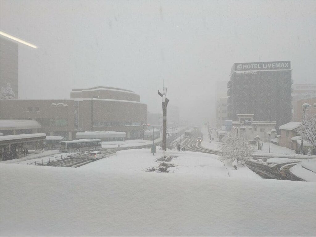 大雪が積もった「新潟県長岡市」　隣にある新潟市の比較に思わず目を疑う「同じ県とは思えない…」 | LIMO | くらしとお金の経済メディア