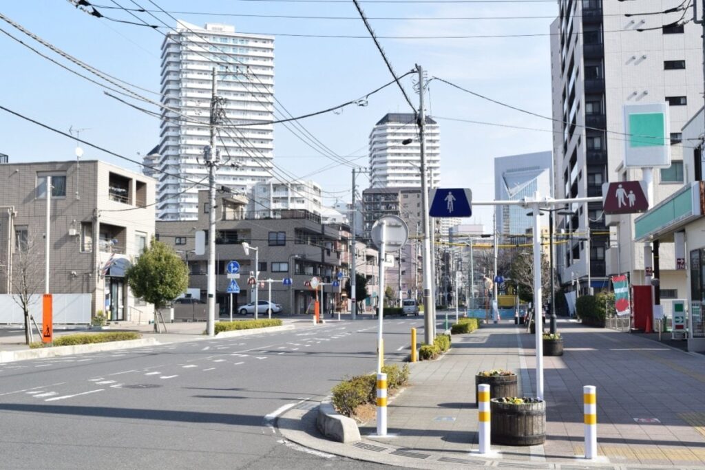 埼玉の県道沿いに「3社分並んだ企業広告」　他社なのに「仲良さそう」な内容に思わず二度見 | LIMO | くらしとお金の経済メディア