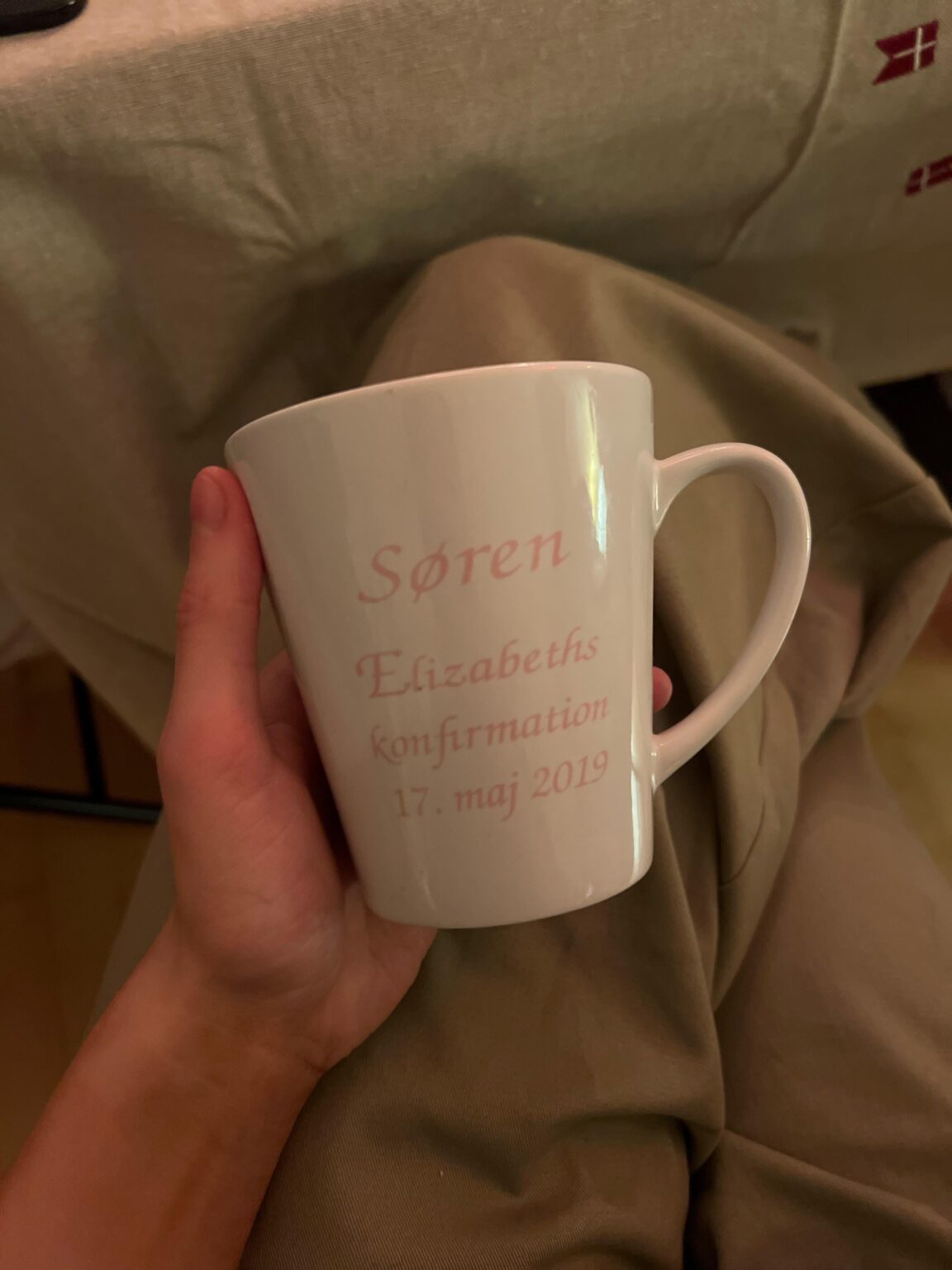 私のルームメイトはこのカップをリサイクル品として持っています。エリザベスや他のゲストからの確認電話はありますか?