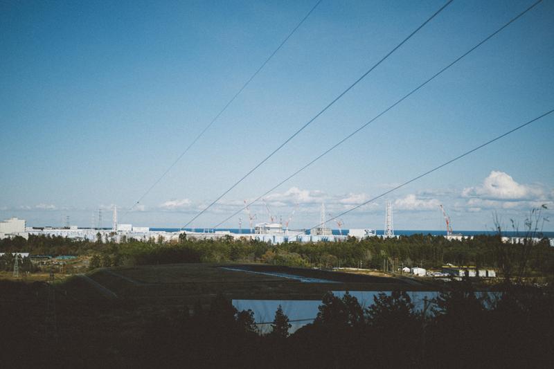 中間貯蔵施設から見える福島第一原発。2051年までの廃炉を目指し作業が続いている。