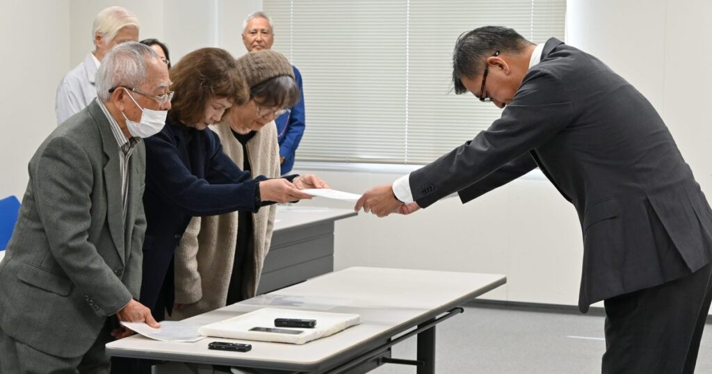 PFAS隠蔽に疑念 市民ら沖縄防衛局に抗議 PFAS隠蔽に疑念 市民ら沖縄防衛局に抗議