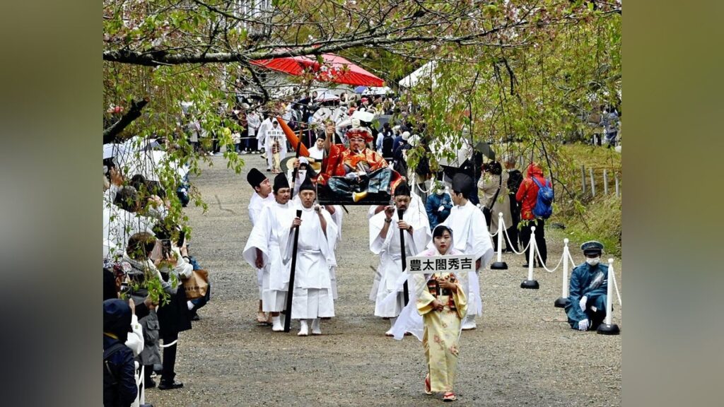 京都市伏見区 醍醐寺 豊臣秀吉 花見が葉桜に…秀吉の「醍醐の花見」花見行列仕切り直し : 読売新聞