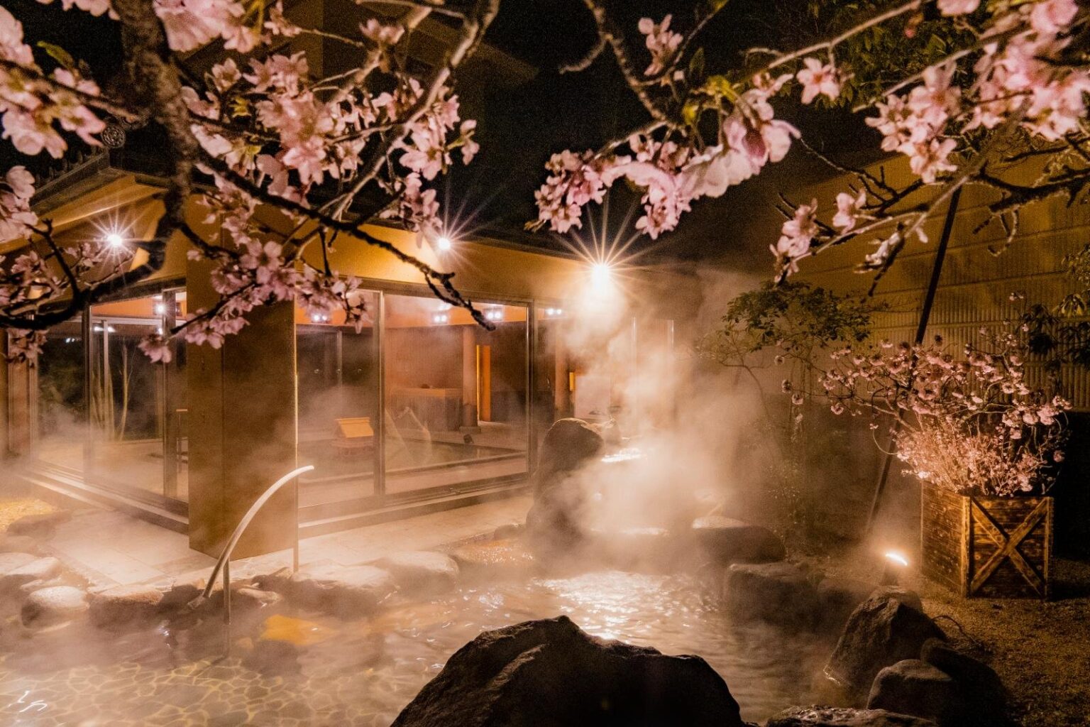 星野リゾートの温泉旅館「界 玉造」島根・松江で花見イベント、夜桜を人力車で鑑賞&地酒飲み比べ – ファッションプレス 星野リゾートの温泉旅館「界 玉造」島根・松江で花見イベント、夜桜を人力車で鑑賞&地酒飲み比べ - ファッションプレス