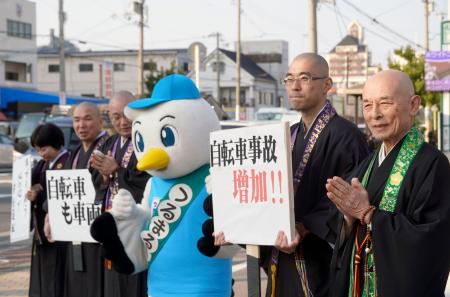 「仏の心で安全運転」僧侶が周知 青切符制度、啓発活動 | 全国のニュース | 福井新聞ONLINE
