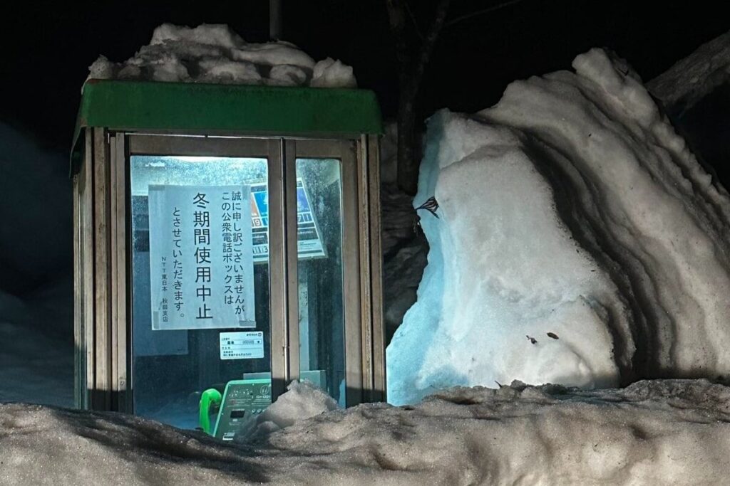 1年前の冬「巨大な雪の塊」が乗っていた秋田県にある電話ボックス　今年撮影された「まさかの光景」に驚きの声 | LIMO | くらしとお金の経済メディア