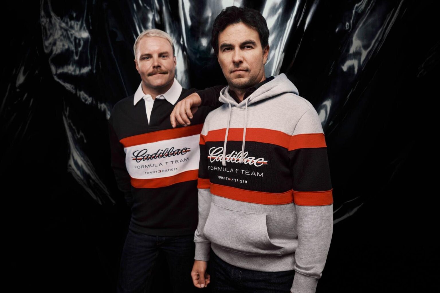 トミー ヒルフィガー×米国F1チーム“ユニフォーム風”Tシャツや筆記体ロゴ入りフーディー - ファッションプレス