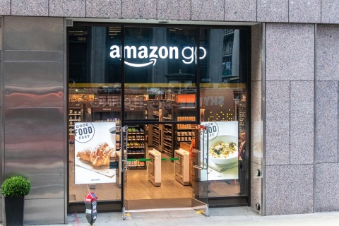 米サンフランシスコにあったAmazon Goの店舗の1つ。入り口の内側に、レジではなくゲートが見える（出所／Adriana/stock.adobe.com）