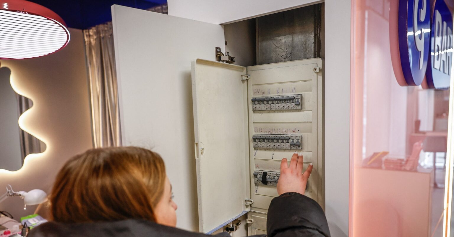 アングル:氷点下の店内で接客、電力網攻撃に苦しむウクライナの小規模店 | ロイター アングル:氷点下の店内で接客、電力網攻撃に苦しむウクライナの小規模店 | ロイター