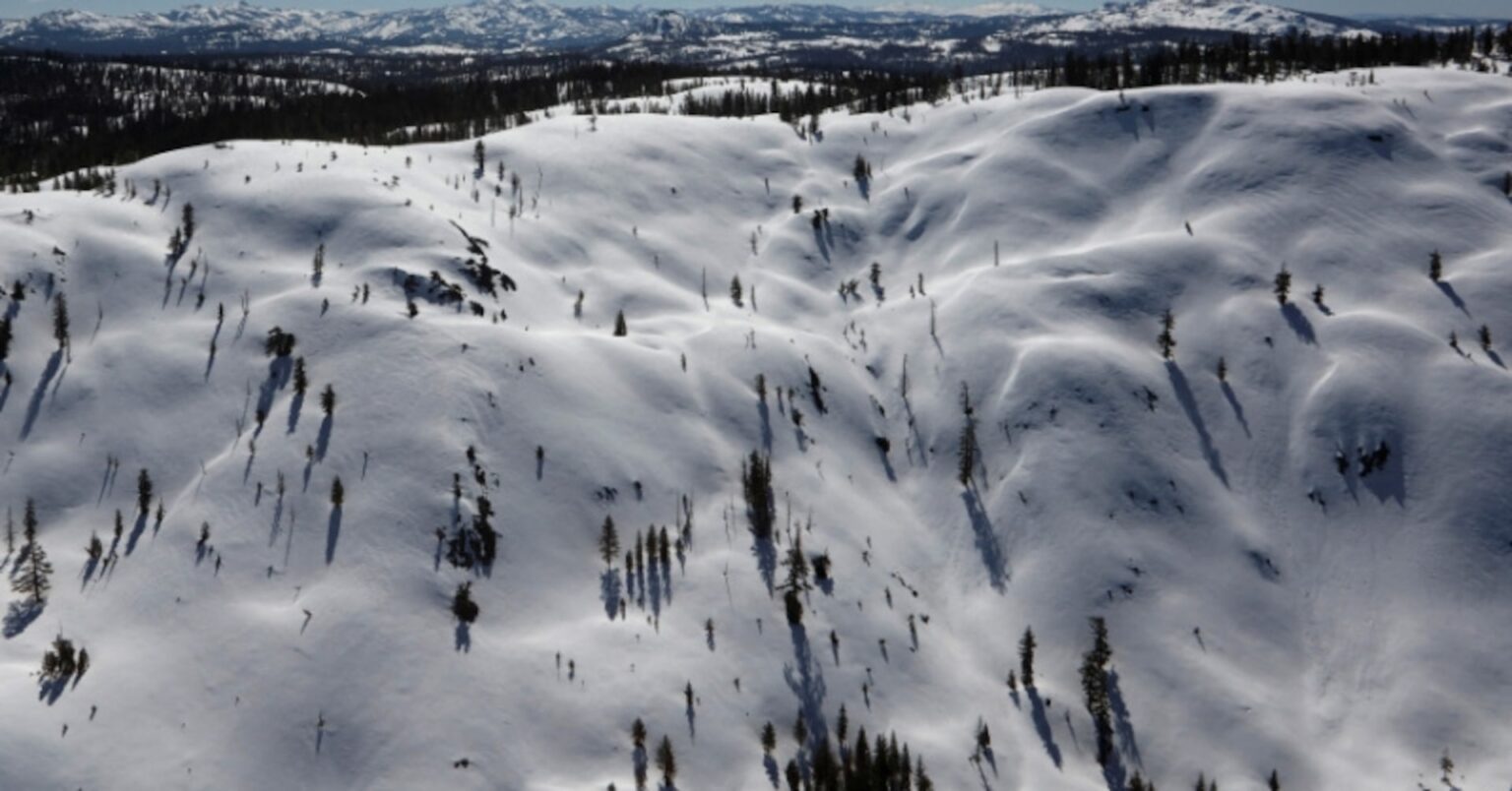 米加州雪崩、スキーヤー9人なお不明 6人救助 | ロイター 米加州雪崩、スキーヤー9人なお不明 6人救助 | ロイター