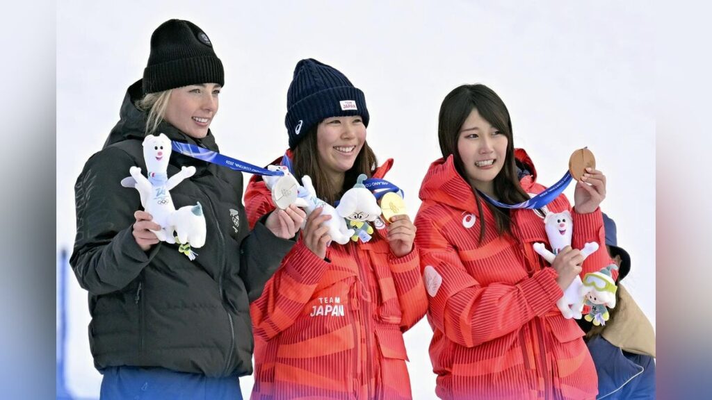 オリンピック スノーボード スロープスタイル 女子 決勝[結果]深田茉莉が金メダル、二冠目指した村瀬心椛は「銅」…岩渕麗楽８位 : 読売新聞