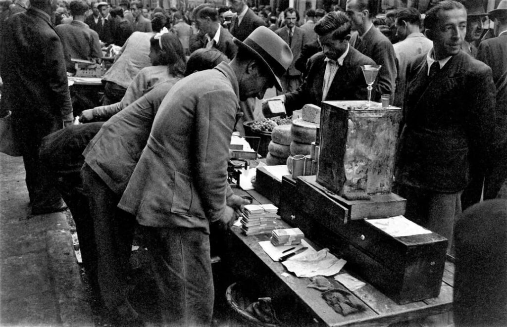 歴史を忘れないように: 1944 年 11 月、アテナ通りの石油売り。 （写真家：ドミトリ・ケッセル）