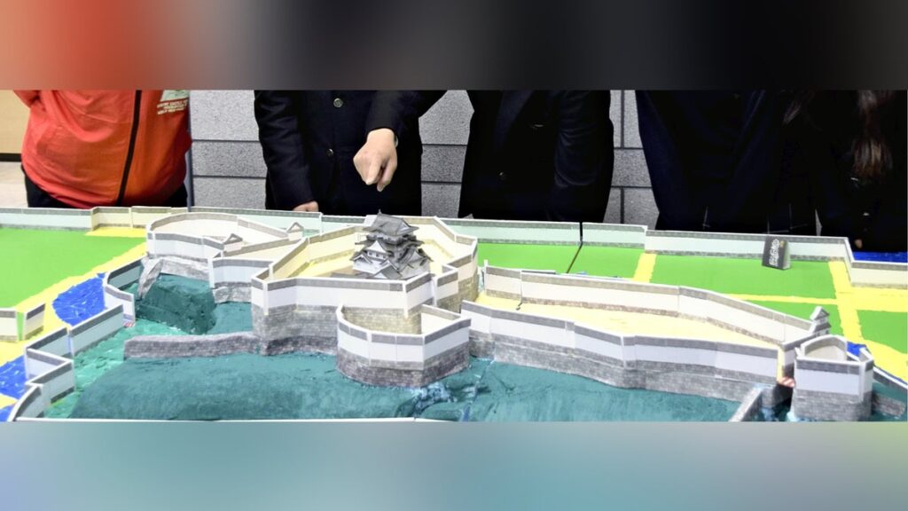 国宝・彦根城 の 世界遺産登録は正念場 高校生がジオラマ作成「出来栄えに舌を巻いた」市職員の提案で公開中…石垣や本丸まで忠実に : 読売新聞