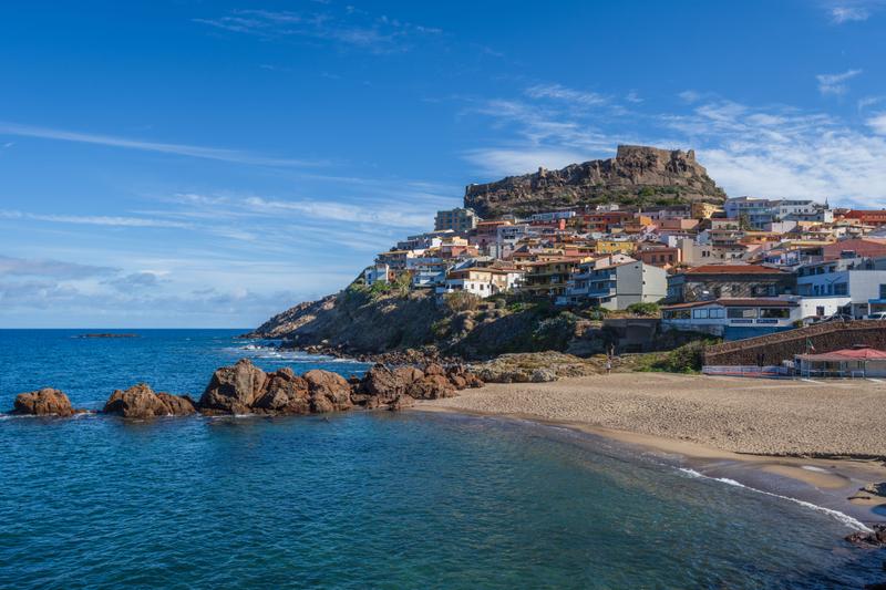 イタリア・サルデーニャ島の住民は、起伏に富んだ地形を歩くことで、長寿を促進する運動を十分にこなしている。
