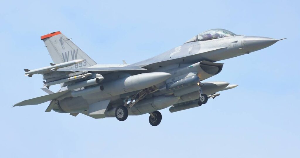 嘉手納基地で暫定配備のF35A戦闘機10機、一気に急上昇するハイレートクライム離陸で訓練　沖縄