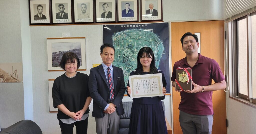 チューバで金賞報告　南大東中具志堅さん、村長に