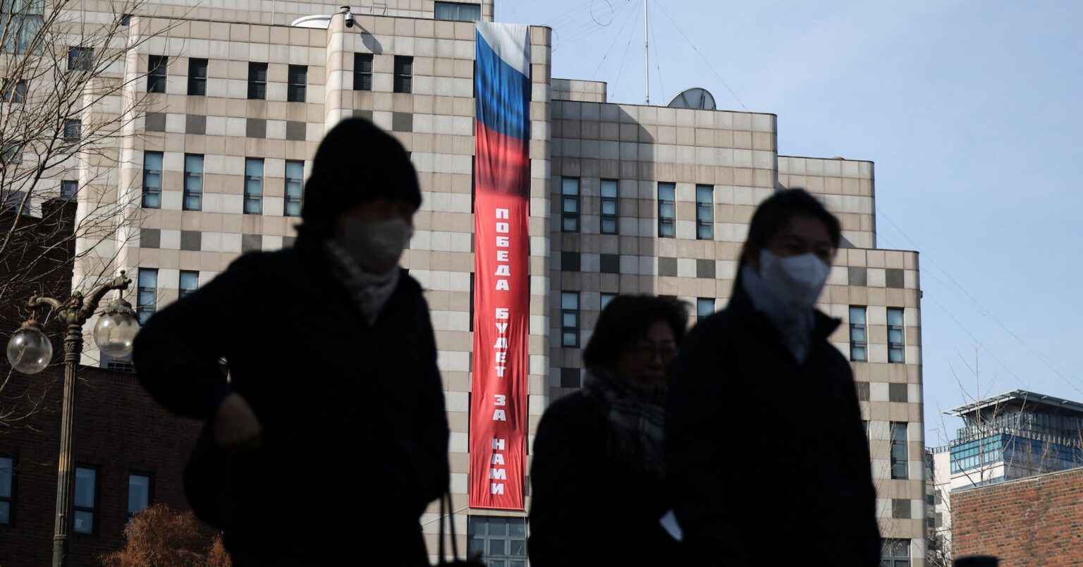 ソウルのロシア大使館に「勝利」の巨大垂れ幕、韓国が撤去要請も応じず | ロイター