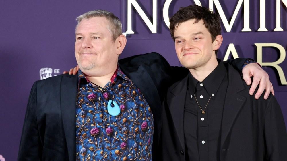 英国アカデミー賞司会者アラン・カミング、トゥレット症候群運動家のジョン・デヴィッドソンが「強い言葉」を叫び、受賞者やプレゼンターを中傷する中「理解」を求める