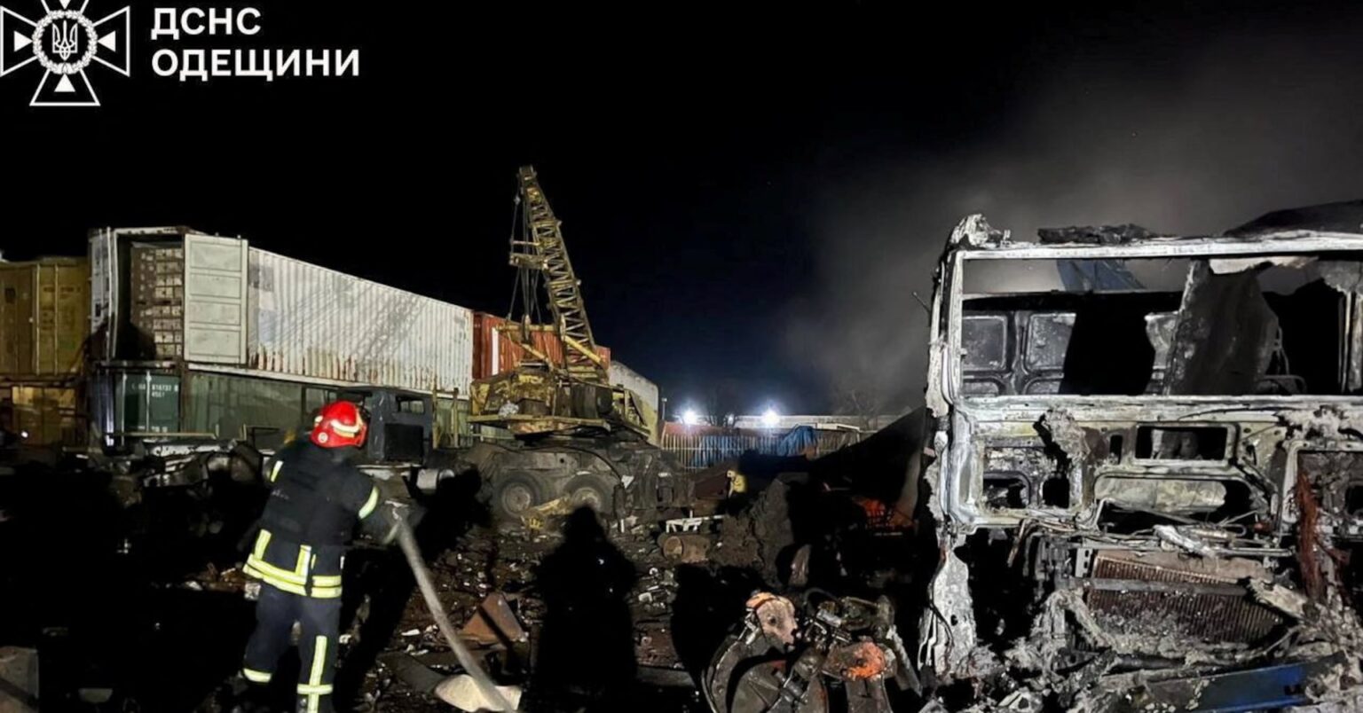 ロシア軍攻撃で2人死亡、ウクライナ南部オデーサ　港湾インフラ被害 | ロイター