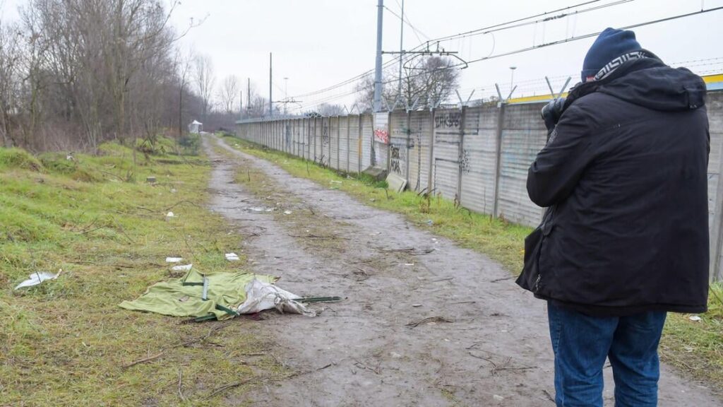 ロゴレドで男性が殺害され、警察官のカルメロ・チントゥリーノが自発的殺人の容疑で拘留されている。検察官「警察官は再び殺害する可能性があり、被害者は銃を持っておらず、次の段階で武器は遺体の横に置かれた」