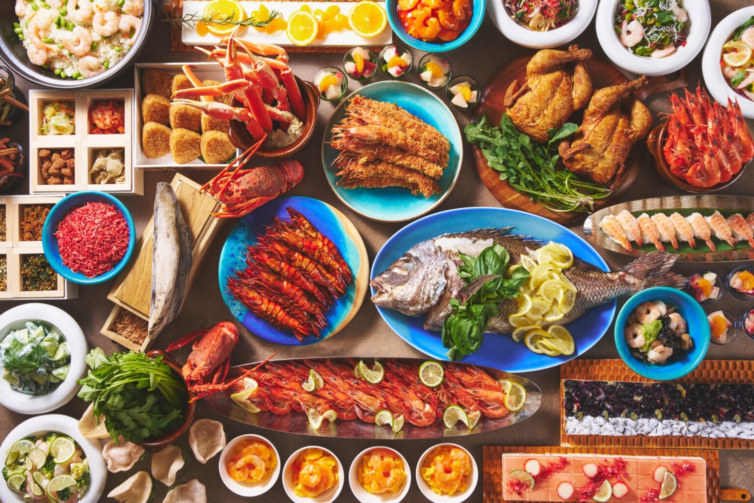 【沖縄県】エビ好き歓喜！約3.8トンを消費した伝説のフェア再び！ヒルトン沖縄北谷リゾート「海老づくしビュッフェ」3/10開幕。週末ランチはカニも食べ放題！ - ラブすぽ