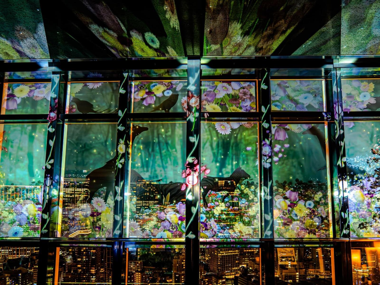 東京タワーの“桜色マッピング”ショー、光輝く満開の桜と夜景のコラボを展望デッキで｜写真3