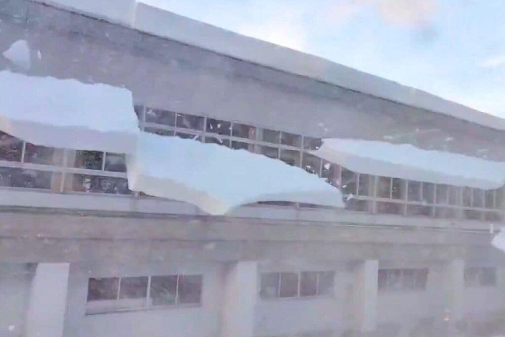 福島県で撮影された「落雪の瞬間」に戦慄 まさかの光景に「埋もれるじゃなくて潰れそう」「ゾッとしました」 | LIMO | くらしとお金の経済メディア 福島県で撮影された「落雪の瞬間」に戦慄 まさかの光景に「埋もれるじゃなくて潰れそう」「ゾッとしました」 | LIMO | くらしとお金の経済メディア