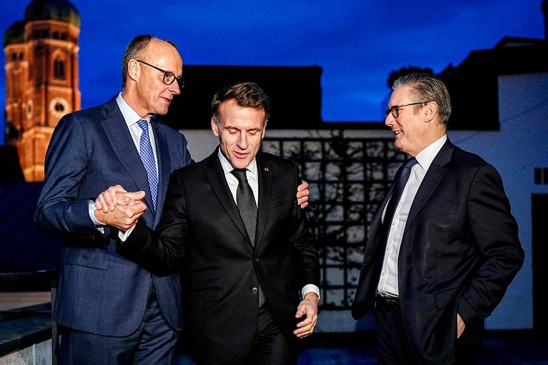 ミュンヘン安全保障会議に参加した欧州首脳。左からメルツ独首相、マクロン仏大統領、スターマー英首相。