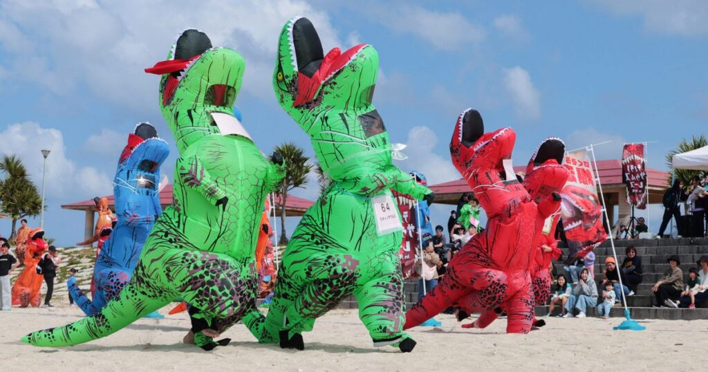 恐竜レースでビーチ疾走 沖縄・豊見城 貧困考えるイベント 恐竜レースでビーチ疾走 沖縄・豊見城 貧困考えるイベント