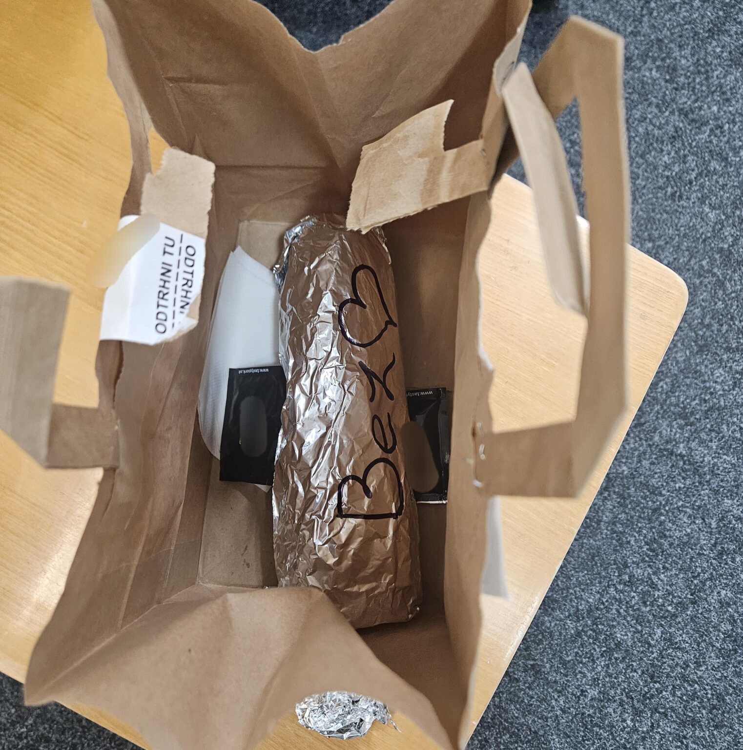 愛情を持って配達してくれるんだと思いました:(