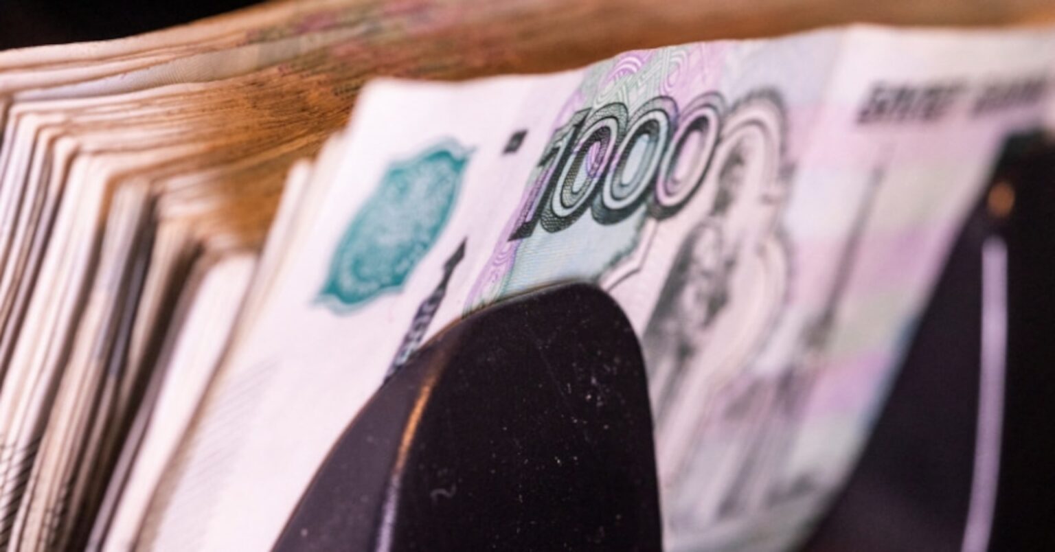 ルーブルは今年25%近く下落か、ロシアの財政準備基金積み増しで | ロイター ルーブルは今年25%近く下落か、ロシアの財政準備基金積み増しで | ロイター