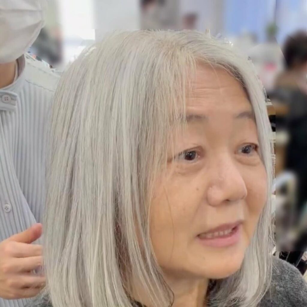 「パーフェクト」グレイヘアのマダムがチリから来店！上品なイメチェン姿が「チャーミング」と大反響 「若々しくなりましたね！」の声も | LIMO | くらしとお金の経済メディア