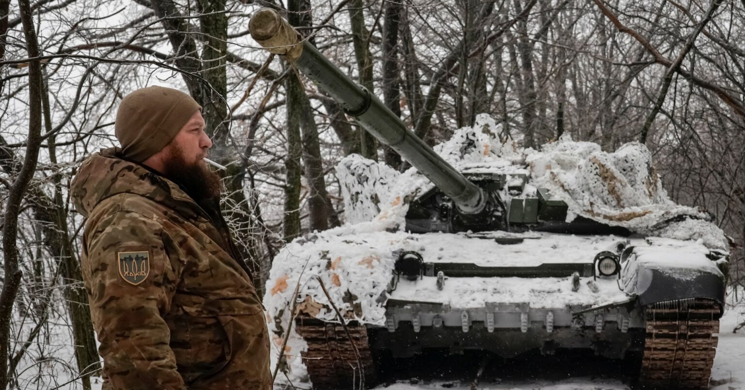 アングル：5年目迎えたウクライナ戦争、戦車が消えドローンが主戦力に | ロイター