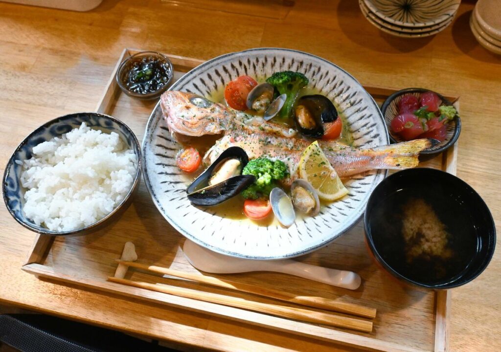 元フレンチシェフの海鮮料理に行列、口コミで人気に　イチオシはアクアパッツァ定食　沖縄・本部町の「海喜食堂」 | 胃心地いいね | 沖縄タイムス＋プラス