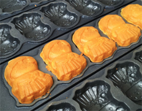 天明鋳物で焼き上げた 佐野SA限定「さのまる焼き らーめん味」の写真1